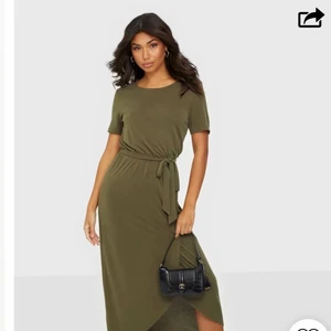 Grön klänning - En grön klänning som går omlott i fram❤️En superfin klänning som endast är använd vid ett tillfälle. Klänningen är där av i toppskick och passar till mycket. Allt ifrån frest till vardagsliv❤️hör av er vid intresse och fler bilder❤️