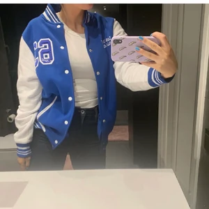 Collegejacka - Säljer denna supersnygga collegejacka då jag har fler liknande. Bilderna är från förra ägaren. Skriv till mig privat vid frågor eller liknande. Köpare står för frakt!! 