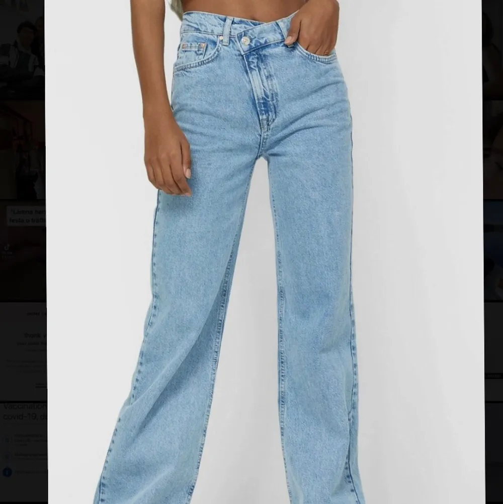 Säljer dessa balla jeans då jag har ett par liknande, avklippta och passar de som är 165cm och neråt☀️ Frakten ingår i priset!. Jeans & Byxor.