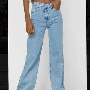 Säljer dessa balla jeans då jag har ett par liknande, avklippta och passar de som är 165cm och neråt☀️ Frakten ingår i priset!