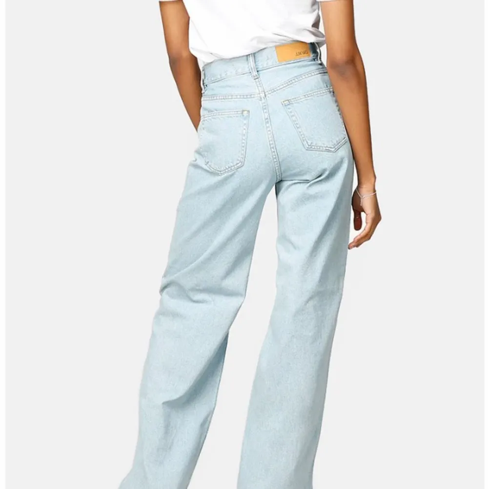 superfina baggy mid waist jeans från Junkyard, sitter superfint och bra i midjan. De är vida i benen och bra läng på mig som är ungefär 170 cm☺️ Nyskick!!💚 skriv om ni har frågor! . Jeans & Byxor.