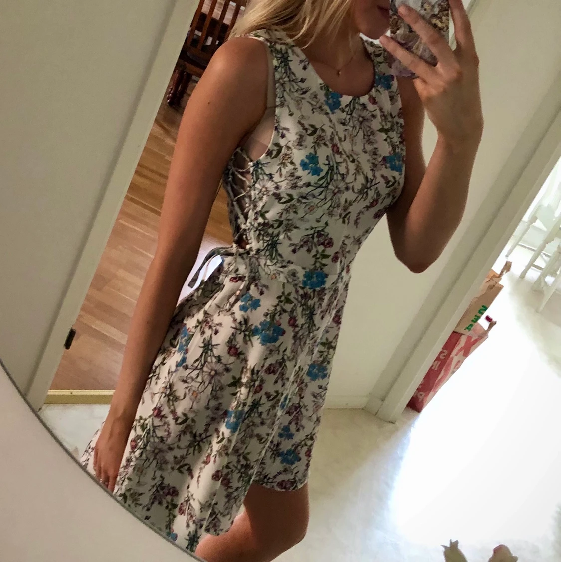 Blommig klänning med snörning i midjan