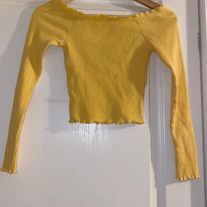 Gul off shoulder top  - Säljer min gula off shoulder topp i storlek XS från Gina Tricot då den inte passar längre. Den är i topp skick med fina detaljer vid kanterna. Säljer den för 40kr. OBS! Köparen betalar för frakten☺️