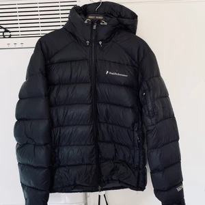 Peak performance vinterjacka  - Peak performance vinterjacka, Str: L, Modell: Herr, Skick: Använt skick (blixtlåset på ena fickan är trasig, finns även 2 små hål), Pris: 500kr.  Kolla gärna in mina andra inlägg, Vid intresse av fler varor så fixar jag ett bra paketpris!