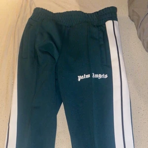 Palm angels trackpants - Size xs, passar S. Unisex. Färgen är grön, se sista bilden. Skick: 8,5/10 endast general wear. 