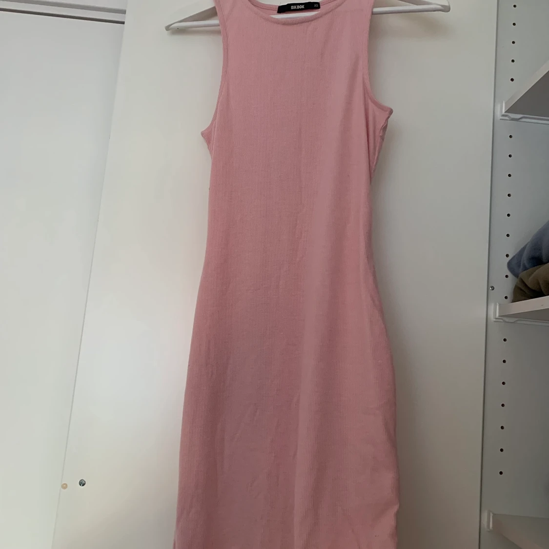 Ljusrosa figursydd klänning