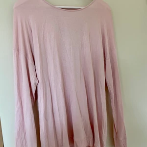 Baby rosa långärmad tröja  - Det här är en baby rosa långärmad tröja. Bak på tröjan finns ett fint mönster. Den är jättemjuk