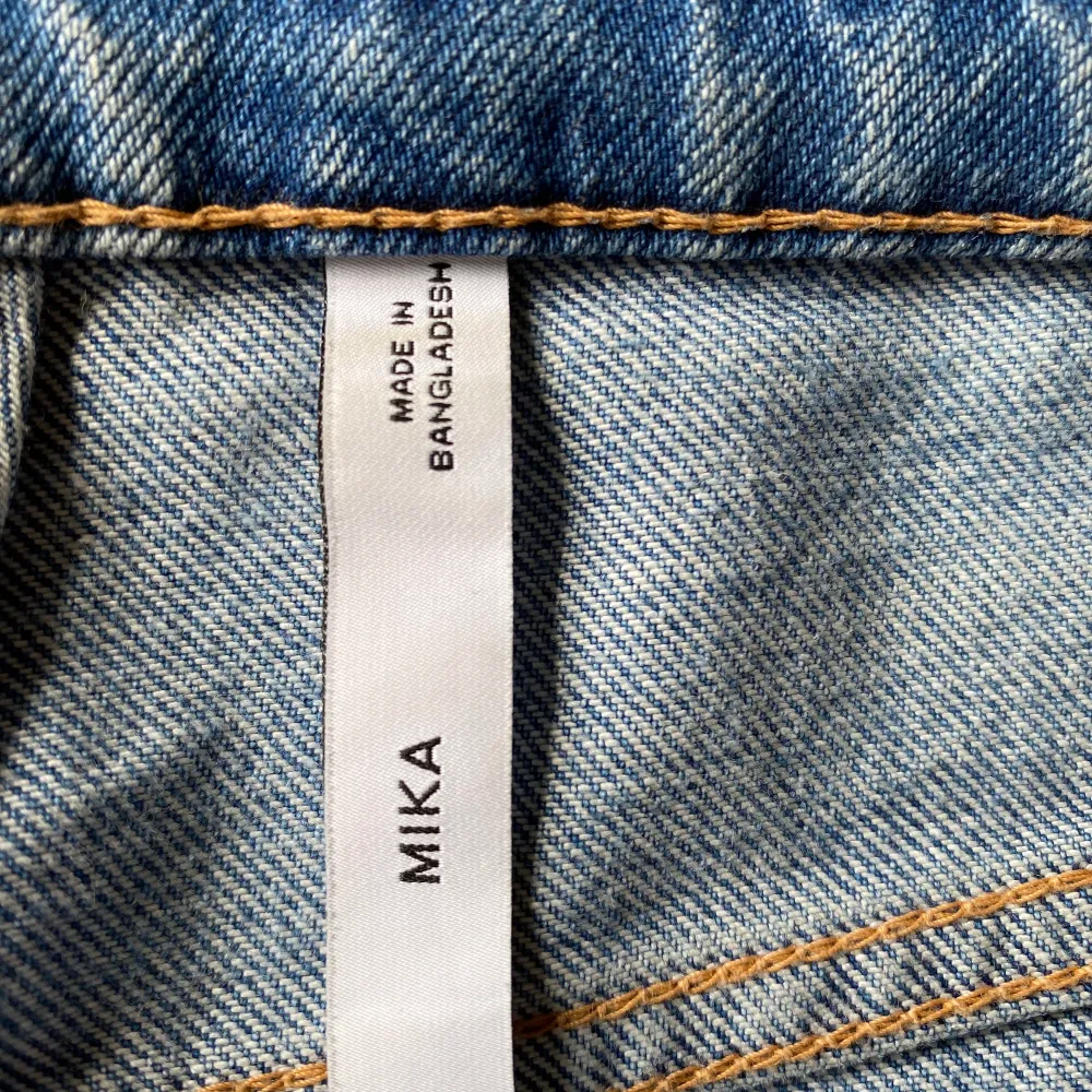 Mycket snygga blåa jeans från Weekday i modellen Mika. Jag har använt dem endast ett få tal gånger så dem är i väldigt bra skick. Säljaren står för frakten:). Jeans & Byxor.