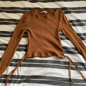 brun långärmad tröja från pull and bear , använt ngr gånger 😘 inte ett hål i hela tröjan eller ngr fläckar. toppskick!!:) 