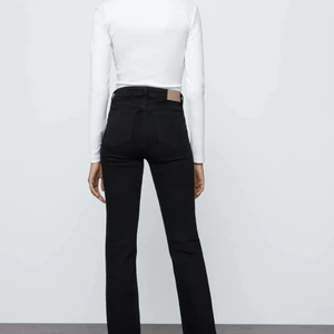 ZARA SKINNY-JEANS MED HÖG MIDJA & SPLIT - Produkt beskrivning: Jeans med hög midja i färgen svart som är helt oanvända med prislappen kvar. Stretchtyg. Fem fickor.  Sidosprund i nederkanten. Knäppning fram med dragkedja och metallknapp.