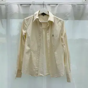 Fin lätt figur-sydd ljusgul/vit randig skjorta från Carin K by Ivanhoe Sweden. Knappt använd och fint skick.   Strl 38. Passar även strl 36. 