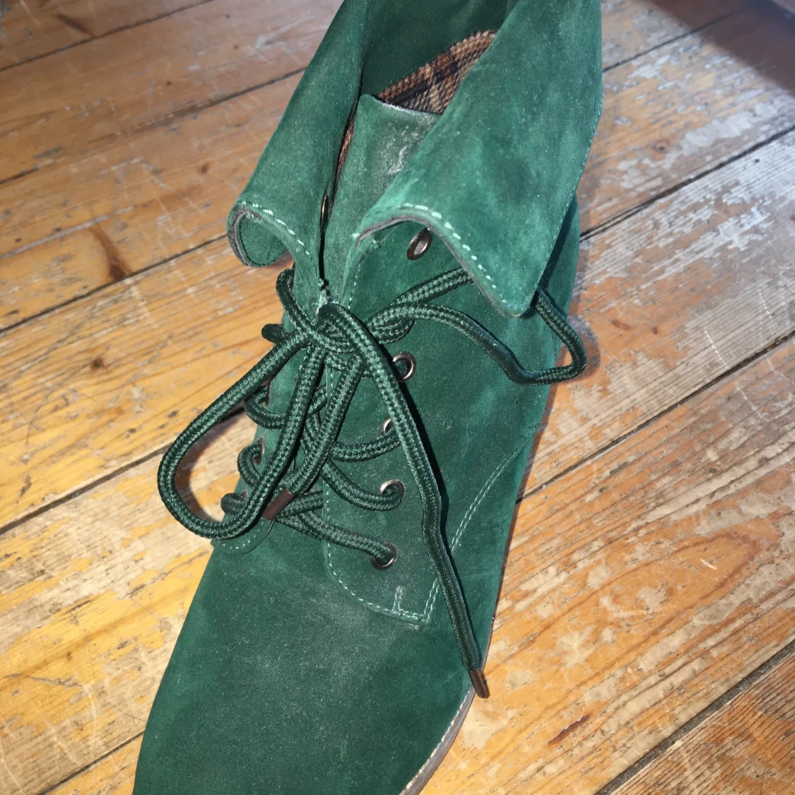 Klackar i grön mocka - 90