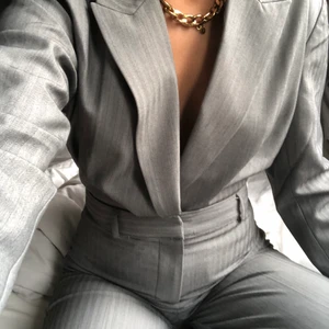 Kavaj Set - Intressekoll på mitt fina set som endast är använd 1 gång! Croppad oversize kavaj med utsvängda kostymbyxor - set! Nypris kavaj : 940kr Nypris kostymbyxor - 670kr! Totalt 1610kr! Buda på dessa❤️