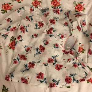 En helt helt helt ny Skjorta - En helt helt helt ny Skjorta från ullared har köpt den för 100kr och säljer den för 20kr