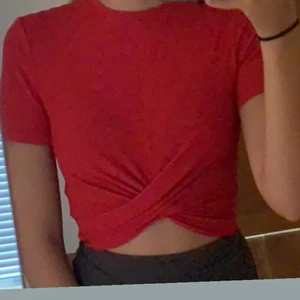 Röd top - H&M, strl S - En röd kort top från Hm, strl S💓 Jätte fin och bra till sommaren💓 använt minst 1-2 ggr💓 Skriv privat om du är intresserad 💓
