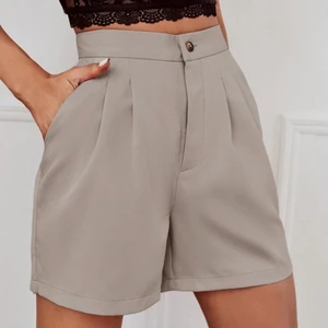 snygga kostym byxor ifrån shein - Beiga kostym byxor ifrån shein! Storlek S! Frakt tillkommer 39:- eller att vi möts upp i Växjö eller på Öland