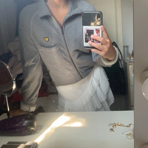 En hoodie - Säljer denna lyle & scott tröjan för jag behöver pengar men tycker annars att den är super fin och använt många gånger! För fler bilder eller frågor är det bara att fråga mig så kan jag fixa det🥰