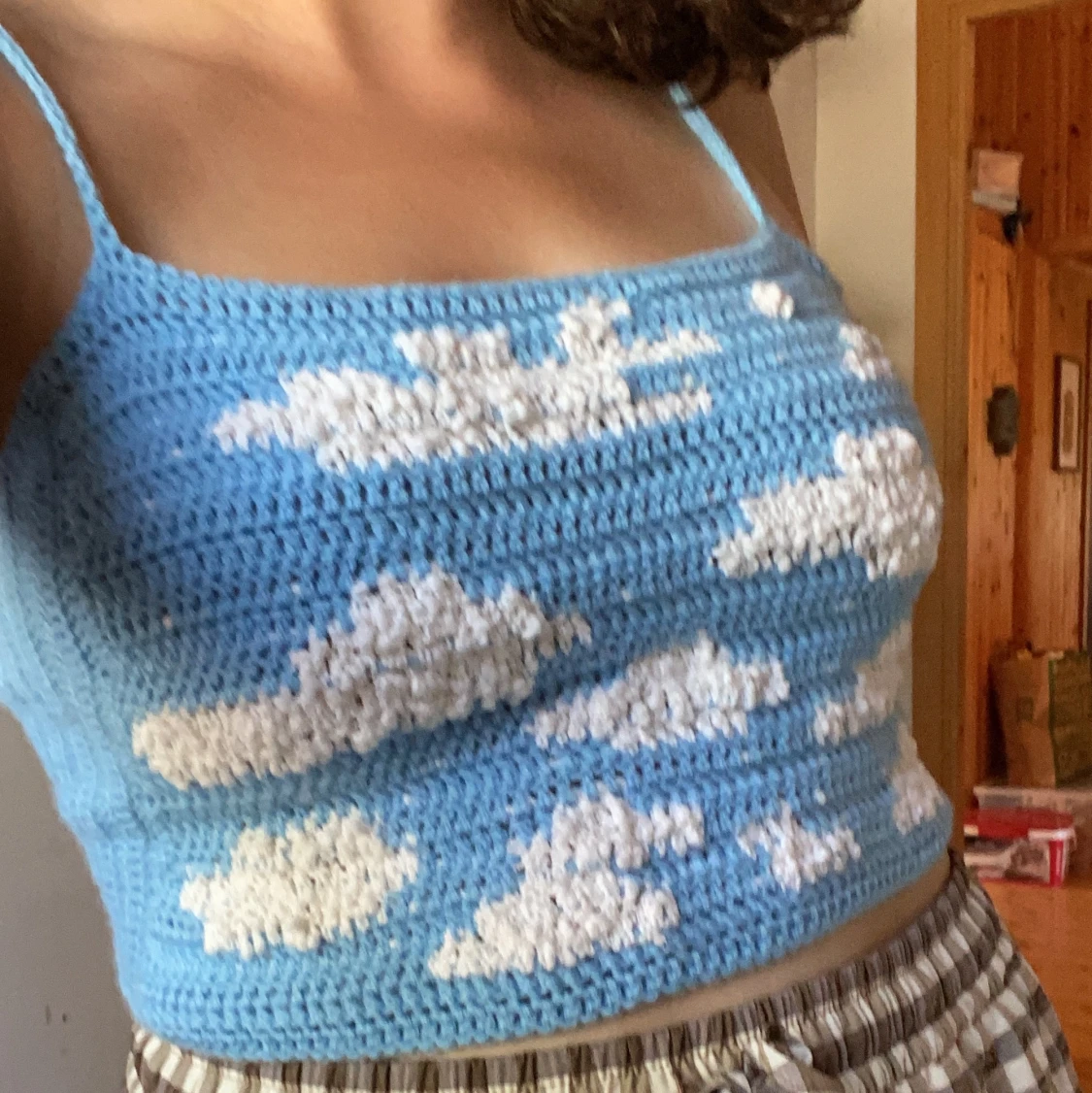 Virkad topp Blå himmel med moln