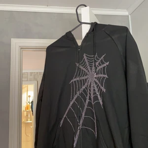 Rhinestone  - Ny 10/10 pris 400kr skriv vid frågor och funderingar, passar kille och tjej !OBS tröjan är inte i super bra kvalitet! De är kanska tunnt!