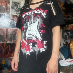 T-shirt från rock rebel by emp - T-shirt med tryck i fint skick, den är oversized. Katt i hemmet. 