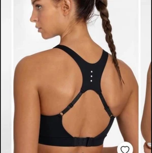 STRONGER Hero II sport-bh  - Sportbehå från stronger i nytt skick. Aldrig använd endast testad, säljes pga för liten. 