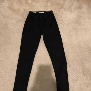 Levi’s jeans strl 23 - Jensen är högmidjade strl 23. Använda endast en gång , om man vill ha fler bilder är de bara att skriva, köparen står för frakten. 