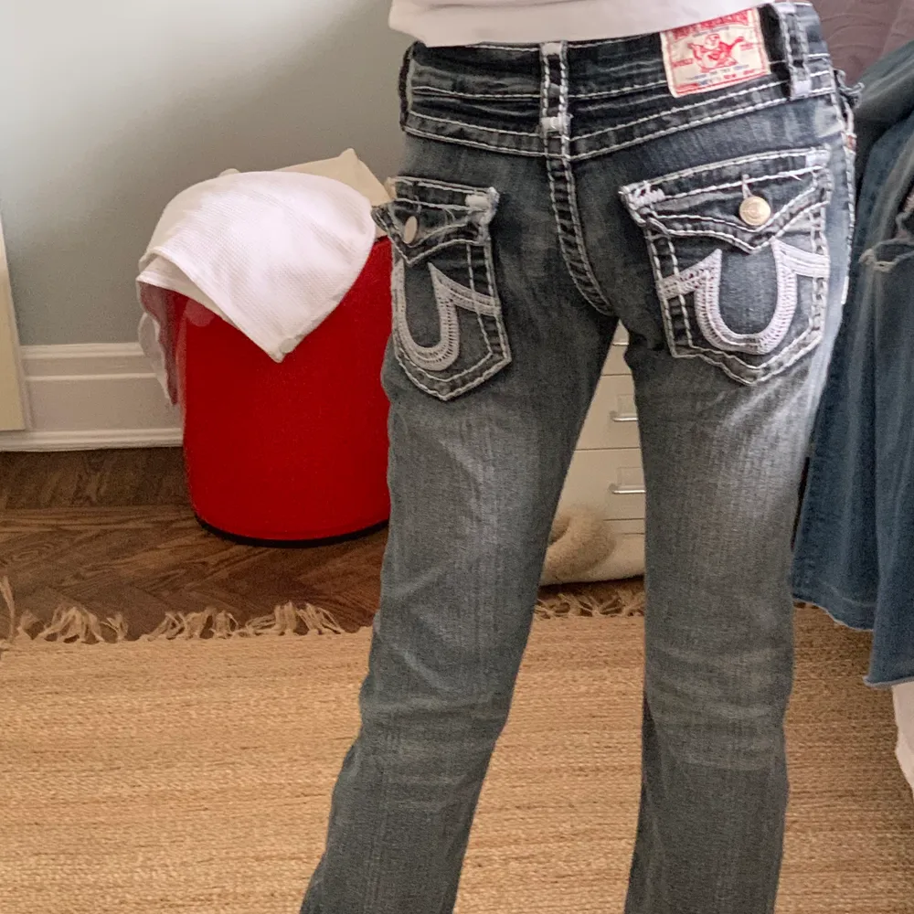 Ascoola true religion jeans. Dom är mörkt gråa eller ljust svarta med vita sömmar. Älskar så sjukt mycket då dom är skitsnygga och passar till allt! För fler frågor skriv privat!. Jeans & Byxor.