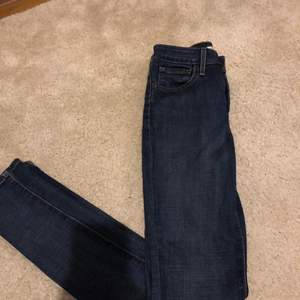 Levi’s jeans strl 25, högmidjade, Jensen saknar att de står levi’s där back de va så när jag köpte dom i butiken. Använda några gånger, vill man ha fler bilder är de bara att skriva, Köparen står för frakten. 