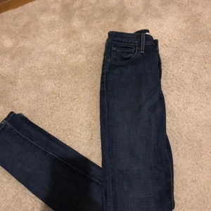 Levi’s jeans strl 25  - Levi’s jeans strl 25, högmidjade, Jensen saknar att de står levi’s där back de va så när jag köpte dom i butiken. Använda några gånger, vill man ha fler bilder är de bara att skriva, Köparen står för frakten. 