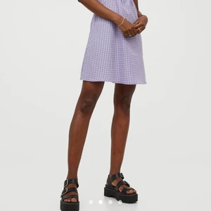 Snygg klänning - Super fin klänning ifrån hm! Super bekväm och väldigt snygg. Nypris:149 och nu kostar den 70 kr💞 Storlek xxs men passar lika bra tills en xs❤️(tagna bilder)