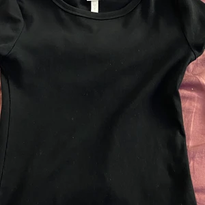 H&M svart topp storlek s - Svart tajt topp väldigt bekväm 