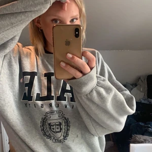 Collegetröja  - Snygg sweatshirt som inte kommer till användning, använd Max 6 ggr! Jätteskön och snygg!💗 Köpt för 200, säljer för 90kr💗Köparen står för frakt