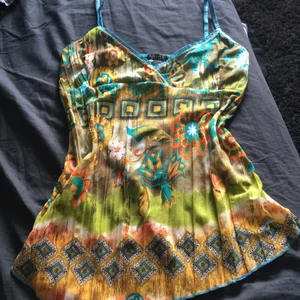 Linne från tidigt 2000tal  - Linne från tidigt 2000tal , märket är Sisters S! Storleken är M/L men jag skulle säga att det är snarare en S/M . Skit snyggt och trendigt linne , buda om fler är intresserade 