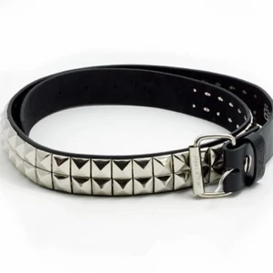 Skärp med nitar - Ett super super fint skärp med nitar på som tyvärr inte kommer till användning då jag inte har nått att har skärpet till💕 den är från Gina Tricot och är helt slutslutsåld. Den är endast använd några få gånger och har inga slitningar