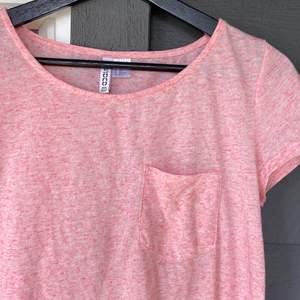 Rosa t-shirt i tunnor luftande material🌸🧚                               Strl XS men sitter som en S