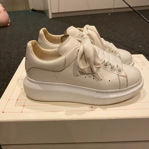 Alexander mcqueen  - Hej sælger de her Alexander mcqueen til 1400kr.     De er en 34 men svare til en 35