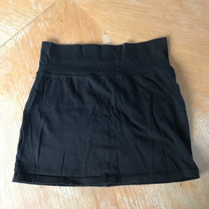 Svart kort kjol basic - En snygg svart kjol från Gina Tricot. Passar till allt. 