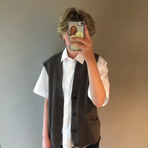 Weekday armlöskofta - Armlöskofta från weekday i brunt. Knappt använd, dvs väldigt bra skick. Skriv om fler bilder eller om frågor, frakt står köparen för:)