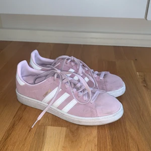 Sneakers addidas  - Ljus lila sneakers från addidas. Bara använda några gånger. Bra skick