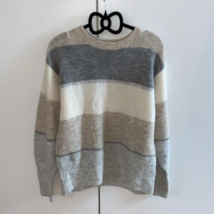 Stickad flerfärgad  - En stickad tröja med flera färger 