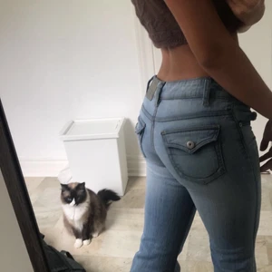L.O.G.G Denim Jeans  - Coola ljus blåa Jeans med snygga detaljer. Jeansen är low waist och raka ned till. Vet inte den exakta storleken men midjemåttet är 79 cm.