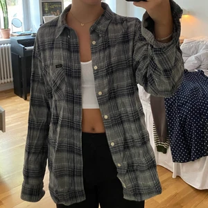 Skjorta från Lee - Säljer min fina rutiga skjorta från Lee i herrmodell!! Sitter därför lite oversized på mig som i vanliga fall har XS/S 