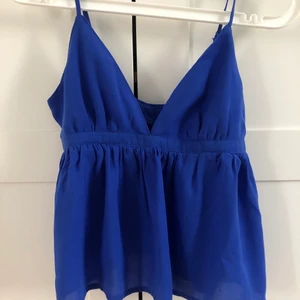 Blå topp - Supersöt topp i blått köpt här på plick som tyvärr inte riktigt passade💫 OBS sista bilden är lånad!!💗