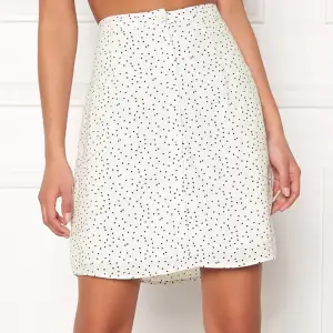 Säljer denna supergulliga kjol av modellen ”Clarissa short skirt” då den tyvärr ej kommer till användning💕 Slutsåld på hemsidan, nypris 299.  I nyskick då den endast används en gång🥰 Skickar eller möts upp i Göteborg☀️