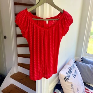 Mango S - Fin röd topp från Mango, strl S. 🪂🏠⚓️Om du bor i Ronneby trakten och vill mötas upp för leverans så passa på att fynda 💸senast imorgon tisdag 🕰då jag lämnar sommarhuset. Skriv 🖨vad du är intresserad av så kan vi anpassa priset 🌠