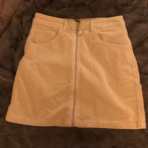 Söt kjol i Manchester tyg - Säljer min kjol från bikbok då jag inte använder den längre 