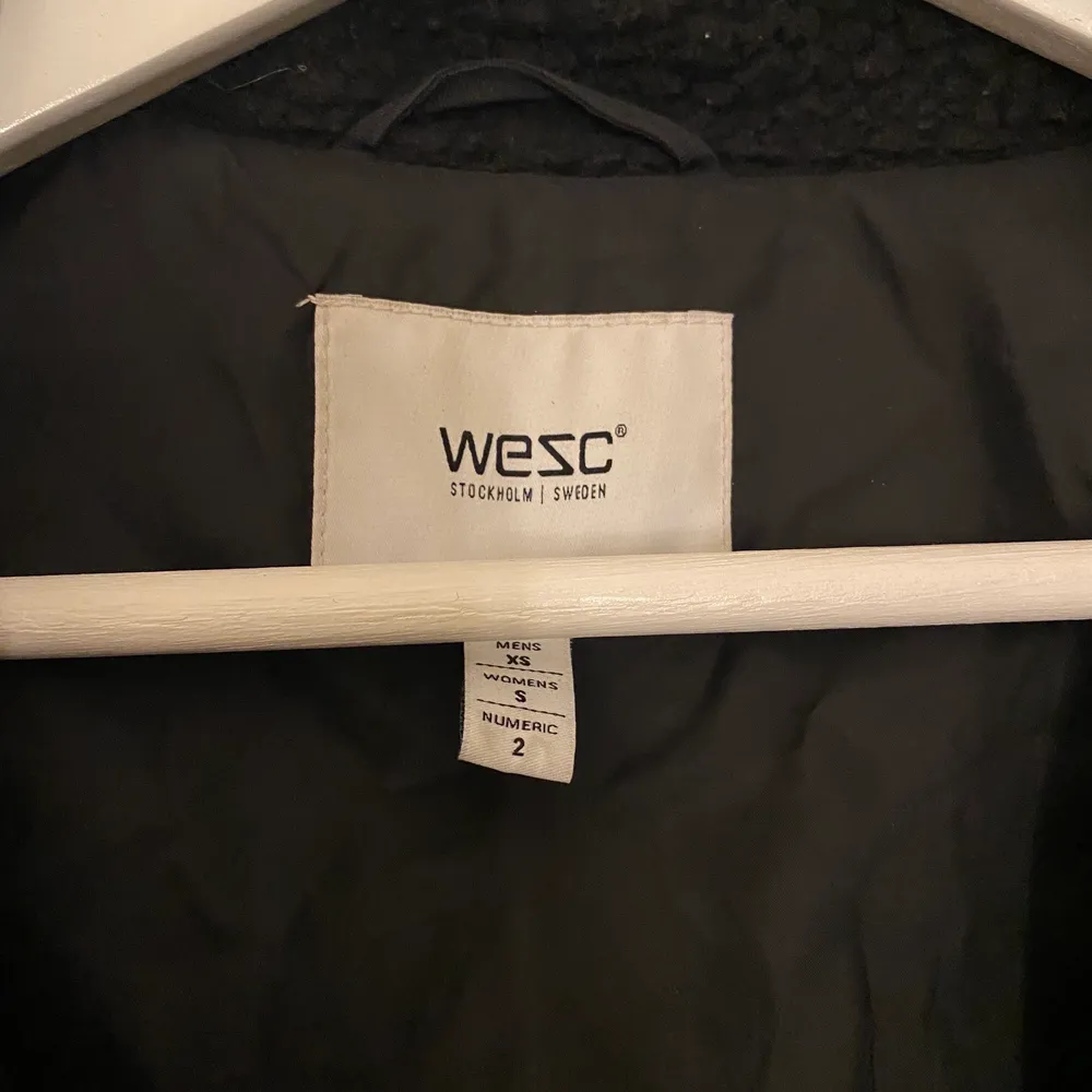 Unisex jacka från Wesc i dam storlek S man st Xs, använd men i bra skick bara lite dammig på bilden för den har legat i en låda. Köpt för ca 500/600 säljer för 200 pris kan diskuteras.☺️. Jackor.