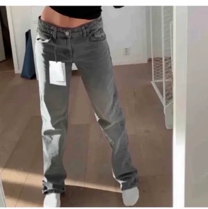 Low Rise jeans från zara - Säljer dessa populära jeansen från zara det jag tyvärr inte får användning av dom längre. Inte så använda och därför i bra skick. Har dock klippt två små hål längst bak som jag trätt ett snöre genom för att kunna spänna åt i midjan, men den går såklart även att ta bort💕