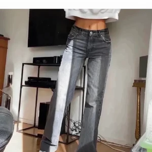 Skitpopulära och snygga jeans - Skitsnygga jeans ifrån zara. Väldigt populära och helt slutsålda. Använda få gånger och i väldigt fint skick!! Buda i kommentarerna! Passar mig som 164 jättesnygg oversized men kan klippas av❤️Skriv för fler frågor! (Lånade bilder)❤️KÖP DIREKT FÖR 450kr