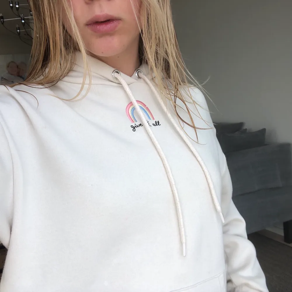 Snygg beige hoodie från monkl med ett sött tryck. Jättemysig och passar till allt💕 I storlek XS men skulle säga att den passar både S, M och L! Köpare står för frakt. Hoodies.